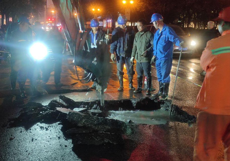 连夜抢修电力线路,连夜抢修中图片