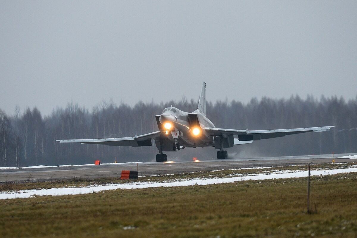 俄罗斯战略轰炸机直扑基辅,乌克兰无人机轰炸俄罗斯机场