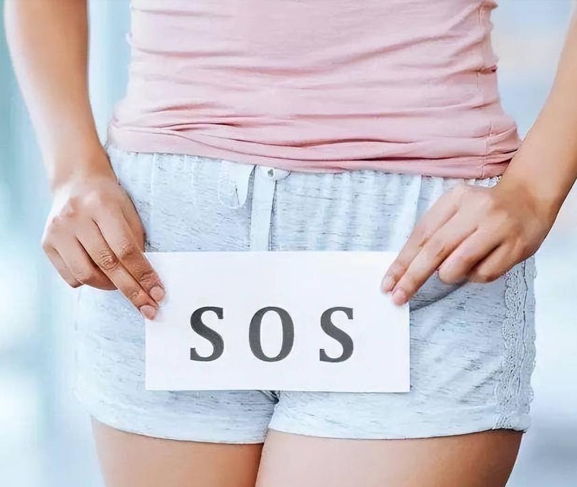 女性心窝口偏右烧灼感痛怎么回事,女性尿路有烧灼感是怎么回事