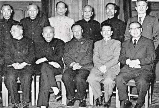 溥仪被杜聿明邀请进古宫,杜聿明和溥仪参观故宫