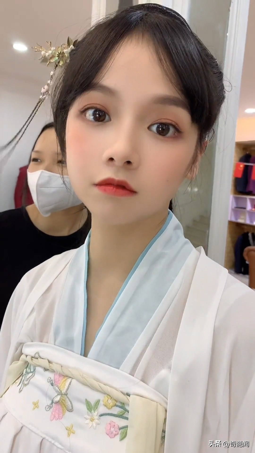 男子带30岁妻子拍艺术照,带妻子拍艺术照被告未成年