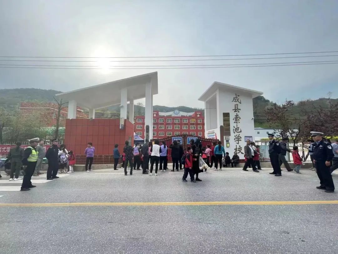 户政窗口周末开辟“学生*证办**”专场【三分钟速览成县公安动态】