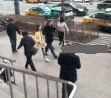 女孩子看起来外表美丽，其实裤袜已经掉到大腿根了！哈哈哈