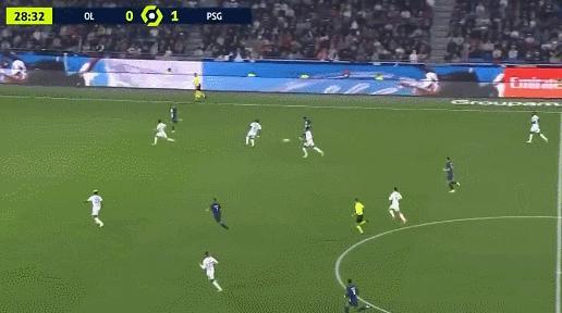 1个镜头看巴黎的“人情世故”，单刀球不射门传姆巴佩，梅西无奈