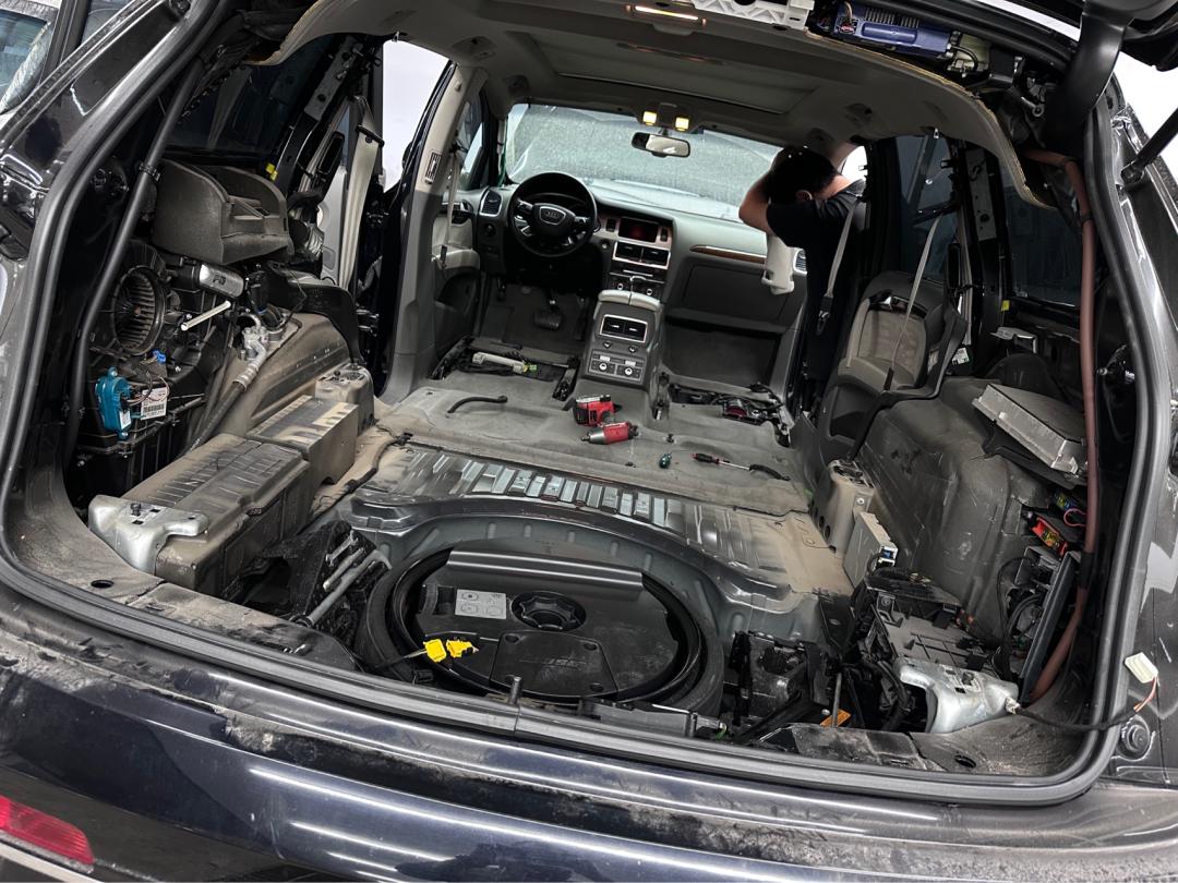 老款奥迪q74.2报废,奥迪q7新能源报废车