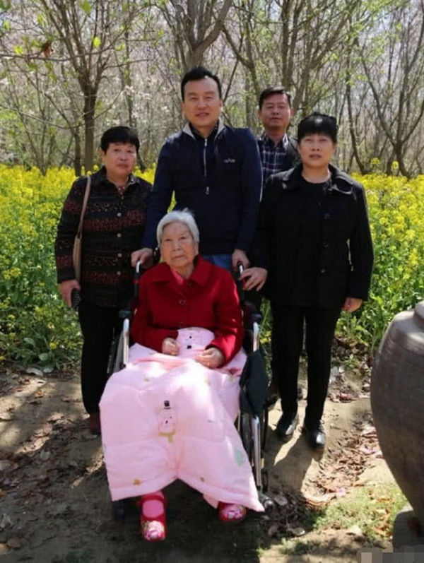 央视名嘴张泽群母亲瘫痪,张泽群母亲去世