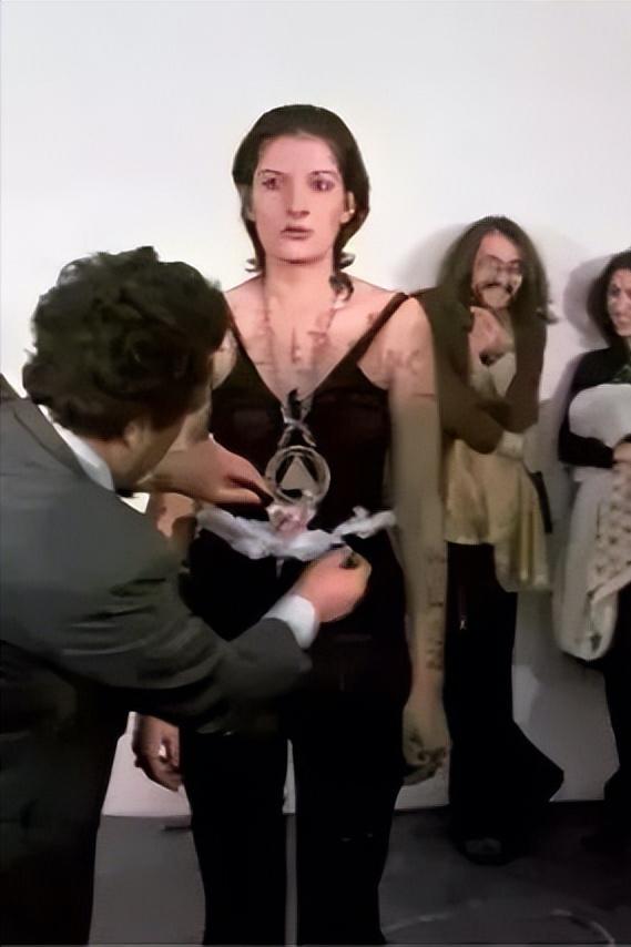 行为艺术之母—玛丽娜裸身试人性，揭示了“人性本恶”的道理