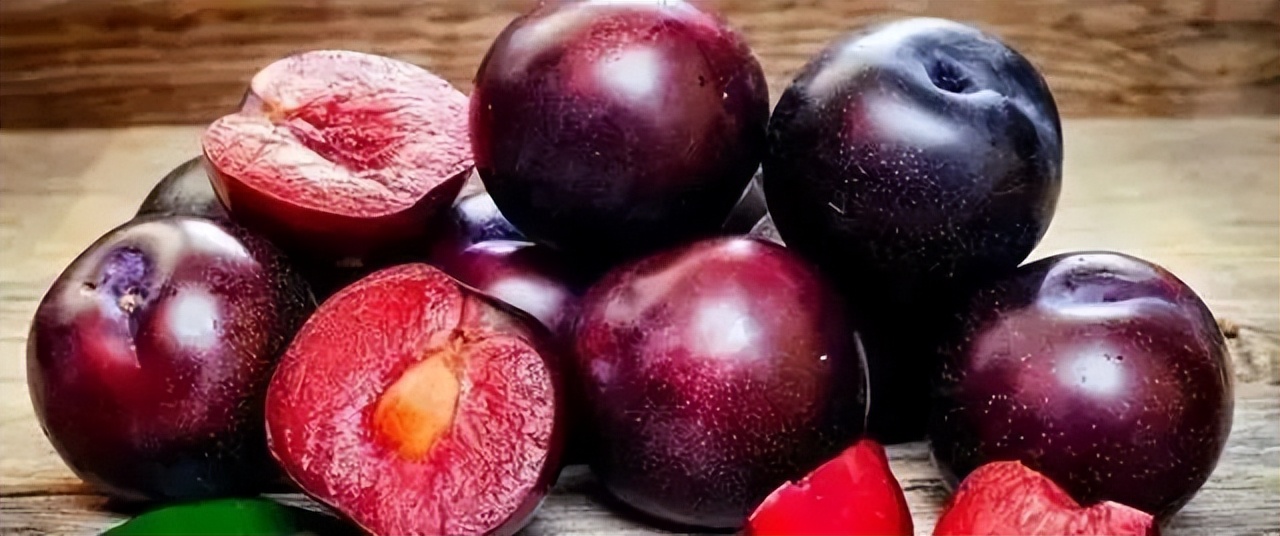 李子吃多了死人的说法,李子树下抬死人说明什么