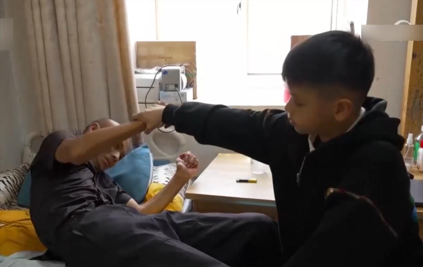 12岁男孩照料瘫痪爸爸7年原视频,儿子独自照顾瘫痪父亲的感人故事