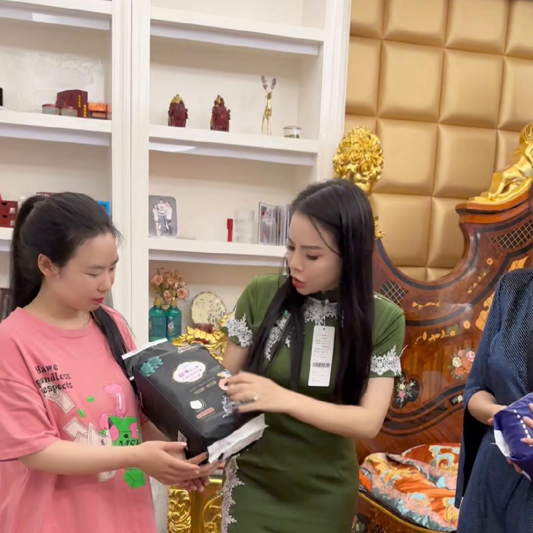 我们家小姑子每个月发完工资就立马打到我的卡上,这种小姑...