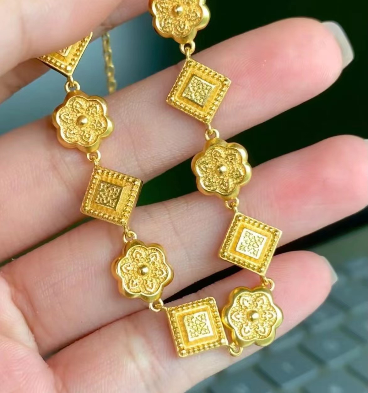 三八节“她经济”|昆百大珠宝放大招，情侣对戒买一赠一