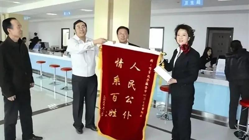 李少莉被采访原版视频,李少莉被媒体采访视频