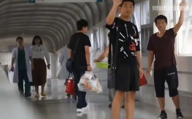 27岁新婚儿子割肝救父后续,河南18岁小伙割肝救父放弃从军