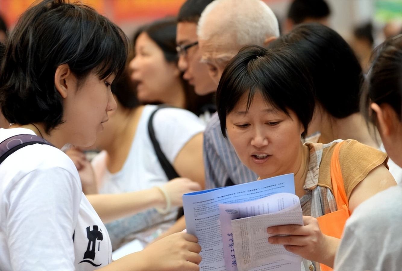 热门专业但要谨慎报考的三个专业,适合报考的六大新兴专业