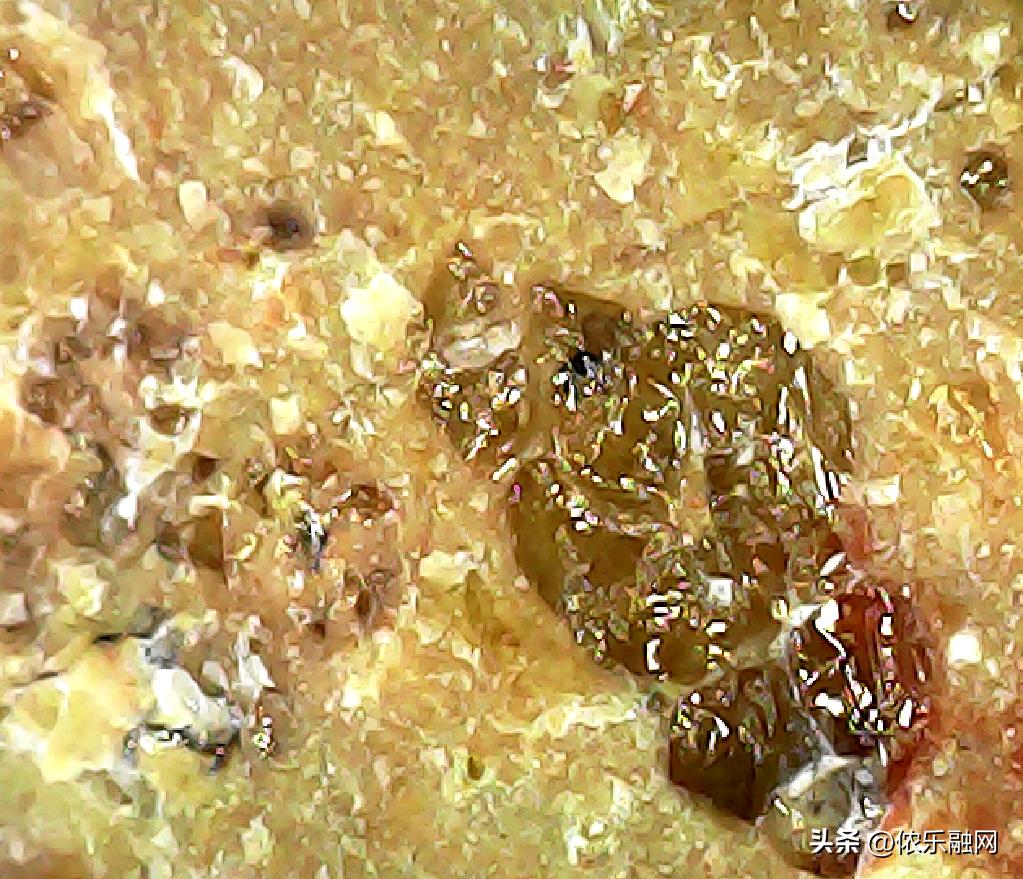 深色基质的都是碳质球粒陨石吗,红色基质黑色球粒是什么陨石