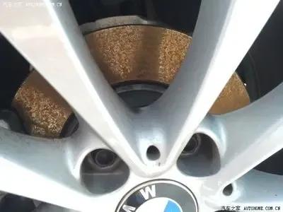 车停久了一动咯噔一声,车停太久开动时砰一声