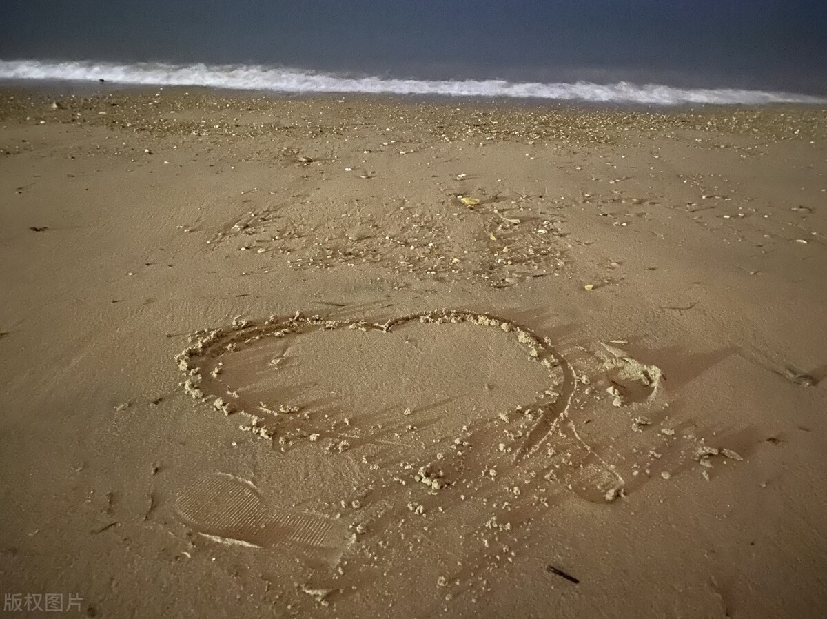 大学生副业搞钱：有人4年赚百万购房产，有人海边代写单次10块