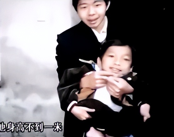 他身高不到1米，却能和1米7美娇妻生孩子，孩子到底是他的吗？