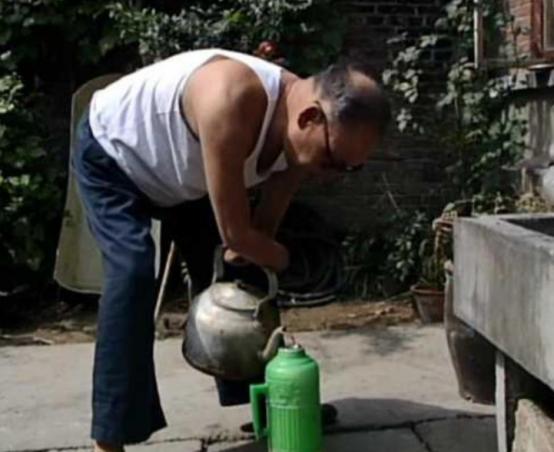 56年朱彦夫回乡后，母亲见他身体残缺吓一跳：让国家来照顾你吧