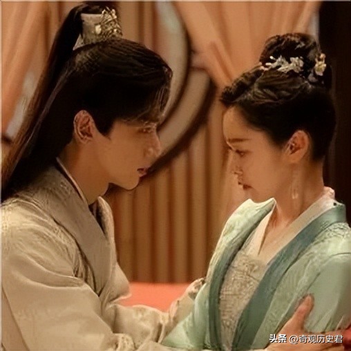 白敬亭宋轶扫楼拍照换玩偶,白敬亭穿外套抱宋轶