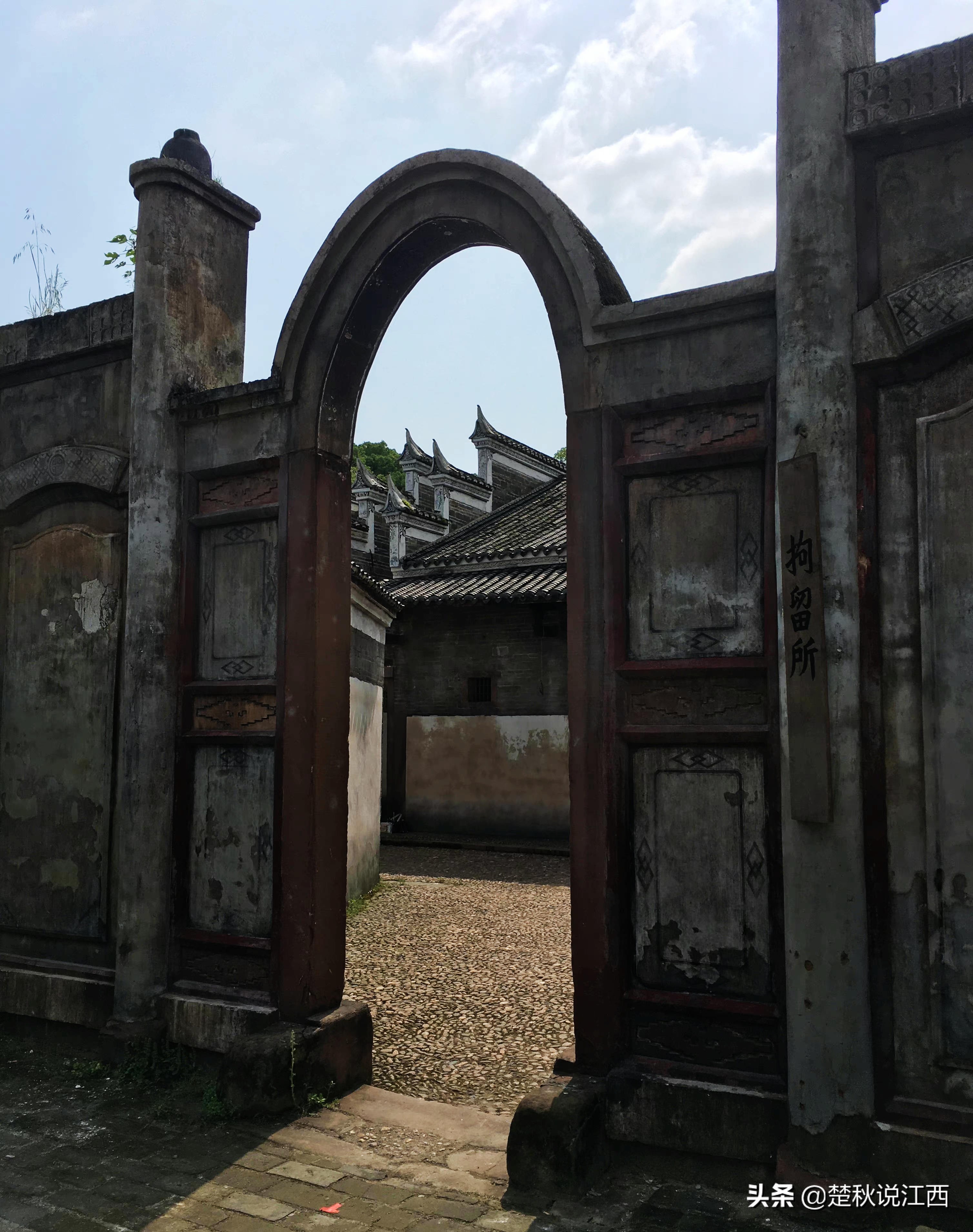 一个极具历史文化底蕴的古村,这个古村风景一绝