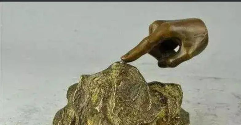 男子获得了点石成金的金银戒指,男子点石成金