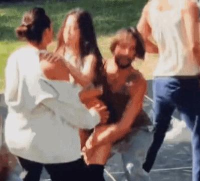 韩国女爱豆着装引争议，衣服盖不住侧乳，网友：是在弘扬传统文化