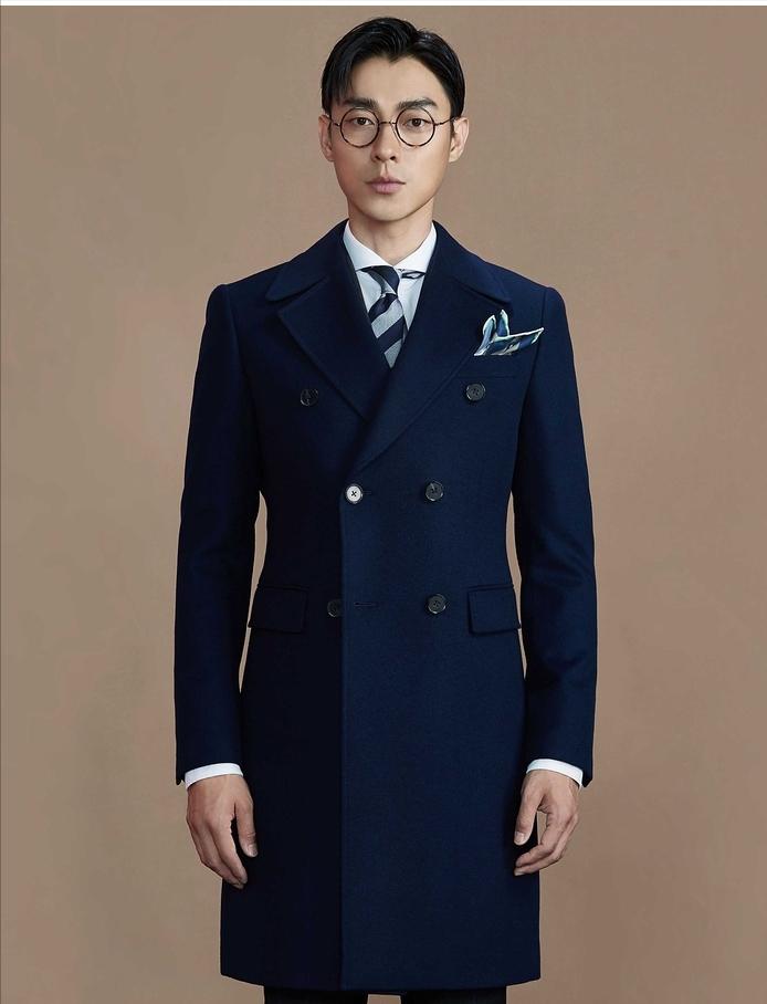 男士黑色羊绒中长大衣最佳搭配,男士第一件羊绒大衣选什么款式