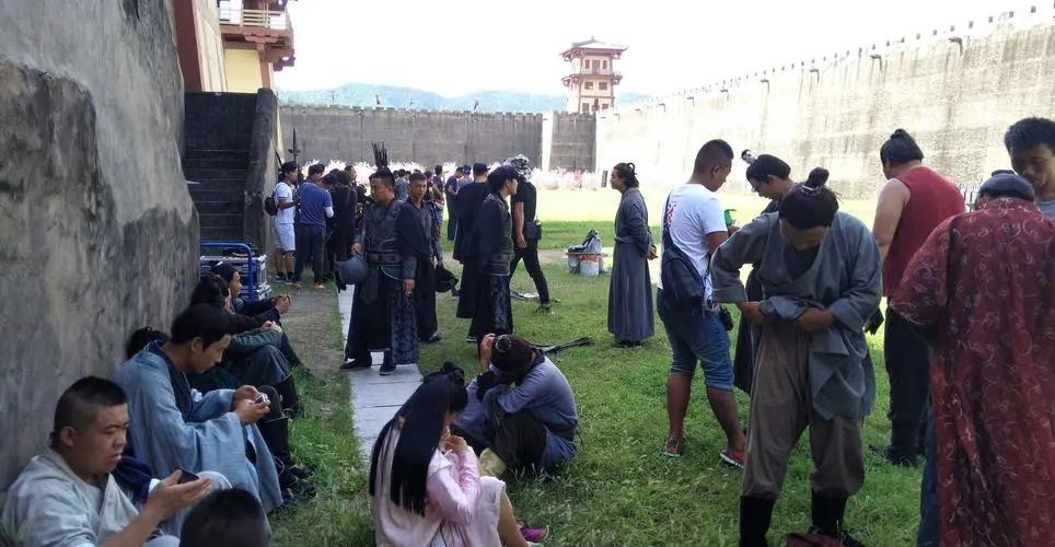 青年男导演拍摄小黄片,每集投资3万,男女主:快给我们拍吐了