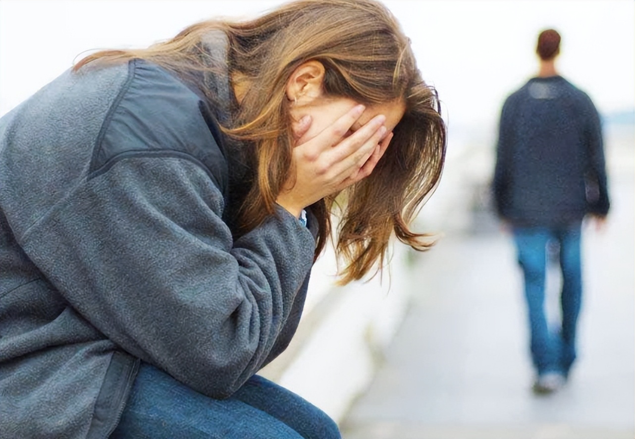 广东男子拍妻子*腥偷**视频发到群里，致妻子自杀，法院：不构成违法