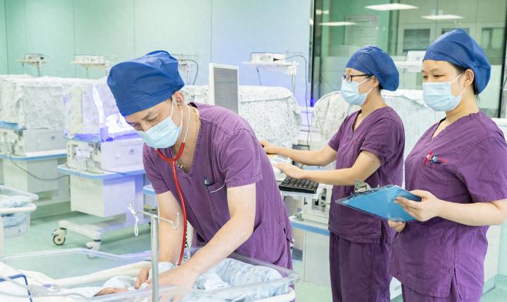 奇迹！不足3斤的早产宝宝神奇出院，妈妈感动送感谢信