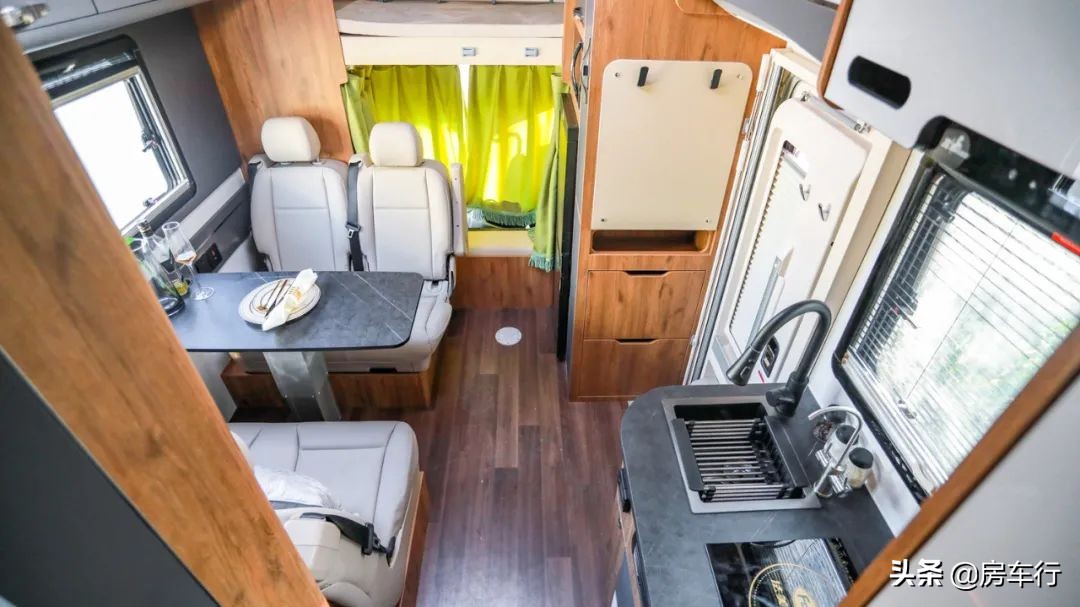 上汽跃进s1002.3t平头轻卡房车,2021年可可西里轻卡5.2t房车