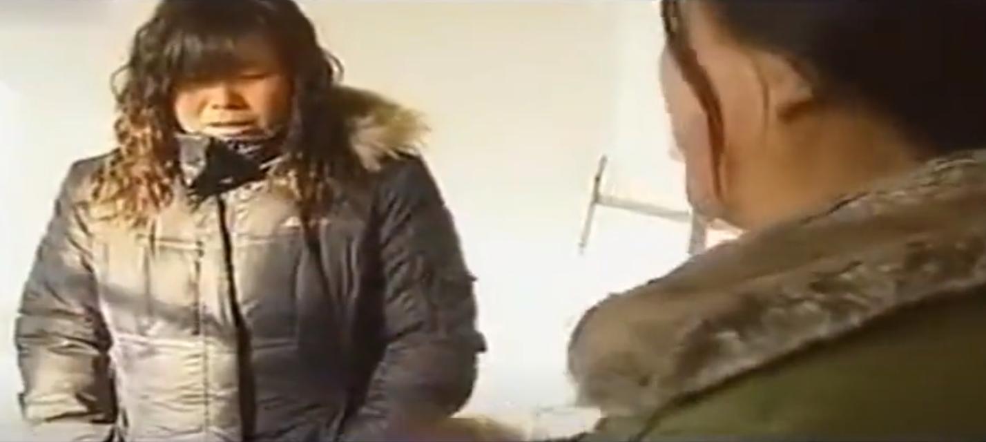 08年,河北女孩“瘫痪”卧床20年,姐姐安上监控后,戳穿多年*局骗**