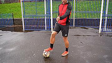 花式足球技巧之脚下转移大法,三个实用的花式足球技巧