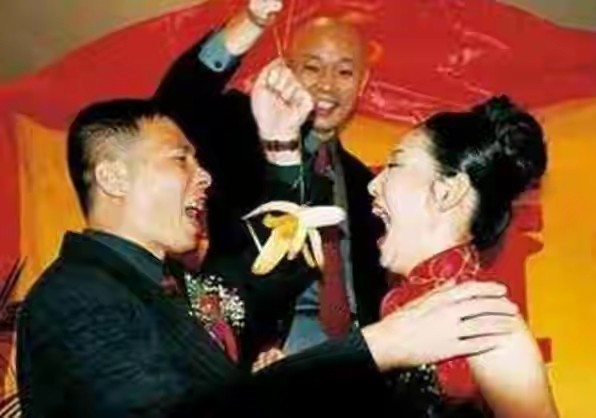 徐帆冯小刚经历,冯小刚徐帆携15岁养女露面