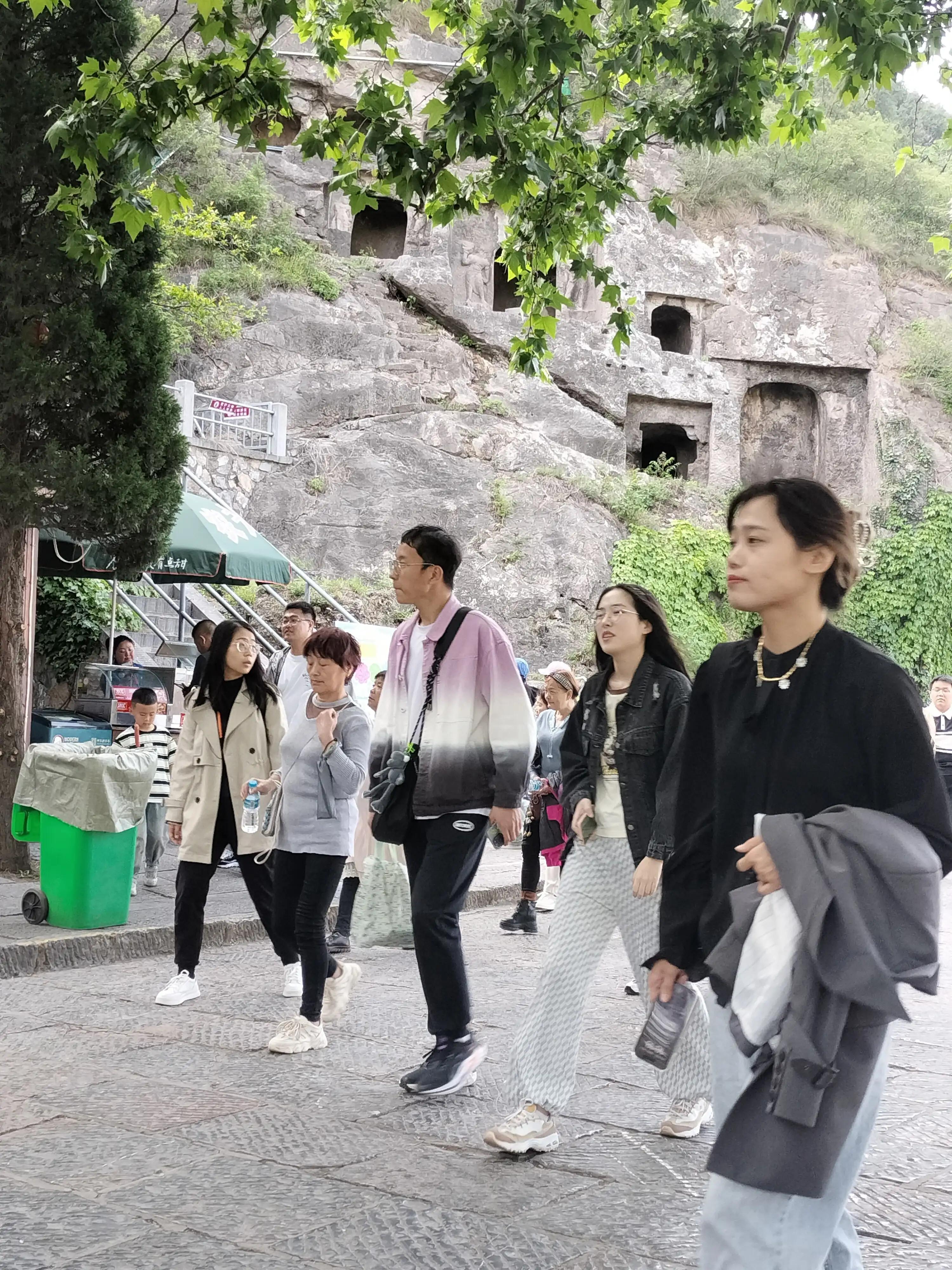 龙门石窟中国石刻艺术,龙门石窟被谁评为世界石刻最巅峰