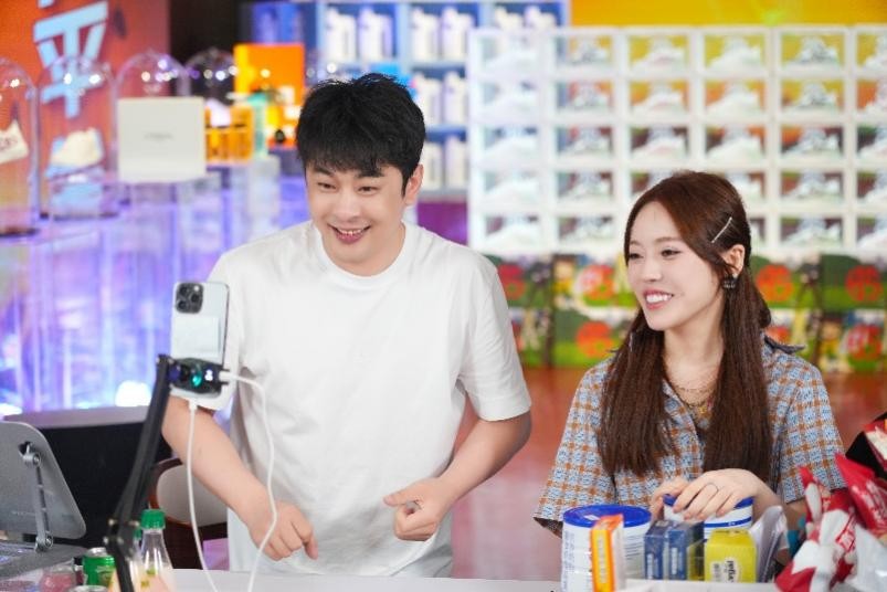 辛巴辛有志618直播间“烟火气”十足,特色产业助农增收