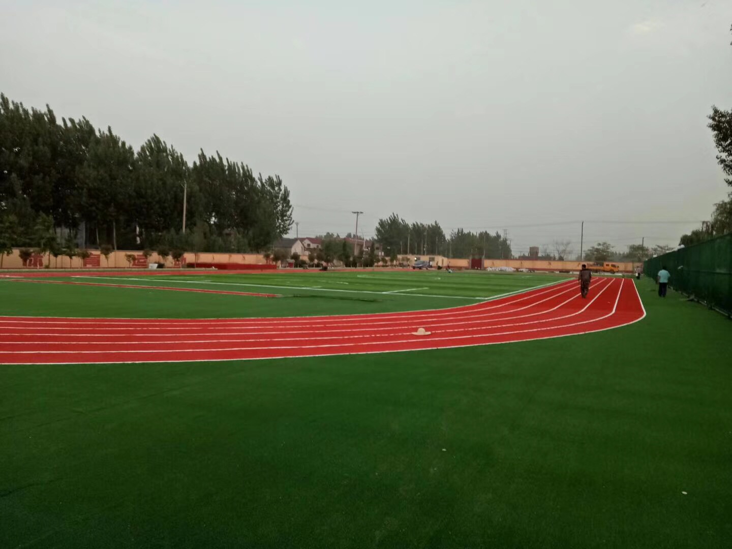 人造草坪和塑胶跑道厂家,人造草坪塑胶跑道