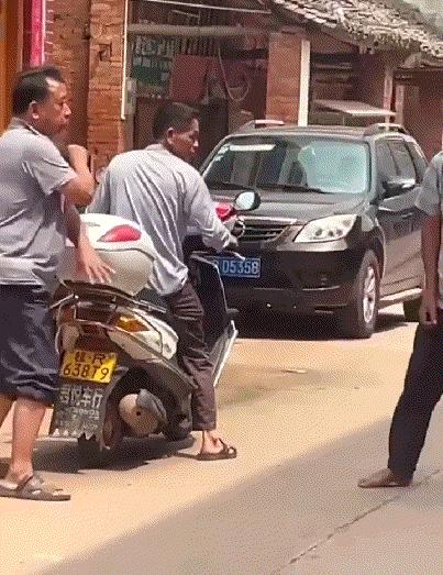 实话实说，这妹子的脚庞臭！