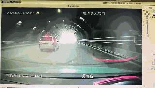 大爷开电动轮椅一路狂飙,大爷马路上开电动轮椅