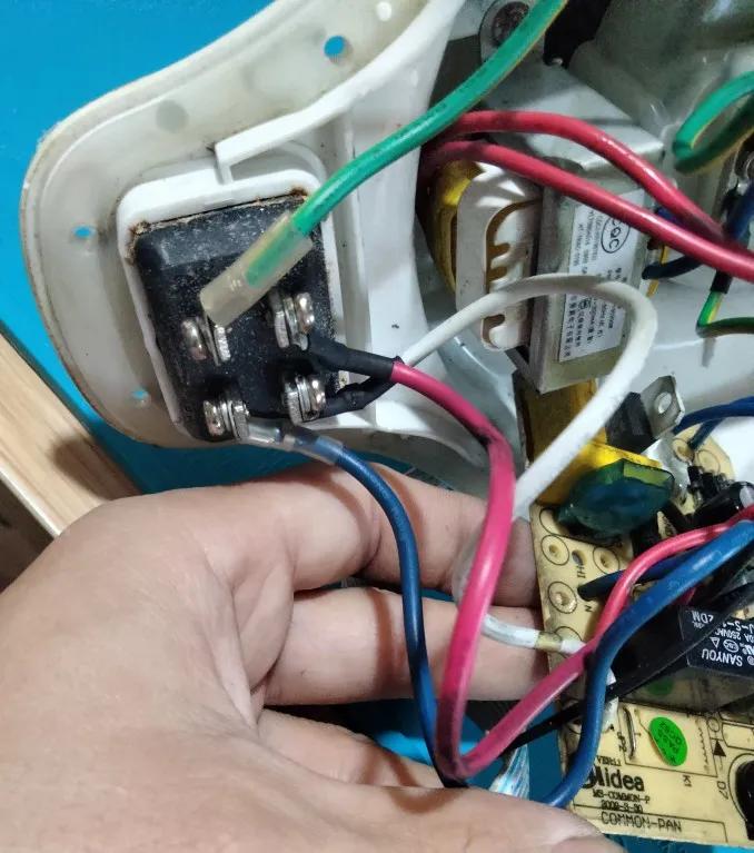 美的豆浆机电路板在哪个位置,美的豆浆机电路图