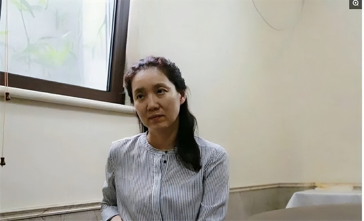 央视90后新闻联播主持人,中央台新闻联播女主持人飙泪