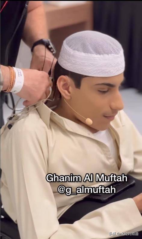 卡塔尔世界杯的故事,卡塔尔世界杯半身男孩英文介绍