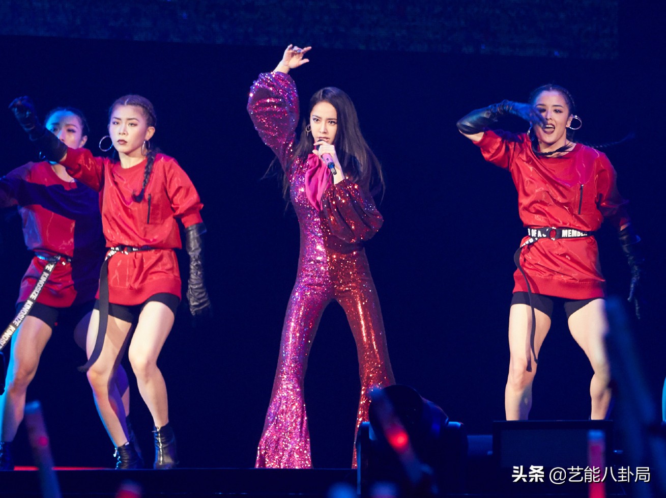 紧身衣、高筒袜，女星舞台造型杀疯了！穿高定唱跳，撩得人心痒痒