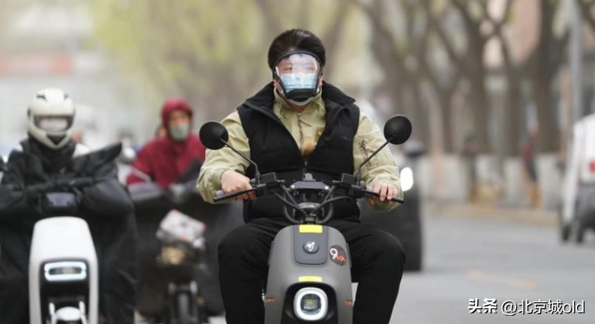 沙尘暴来袭整个城市一片朦胧,沙尘暴昏黄的景象