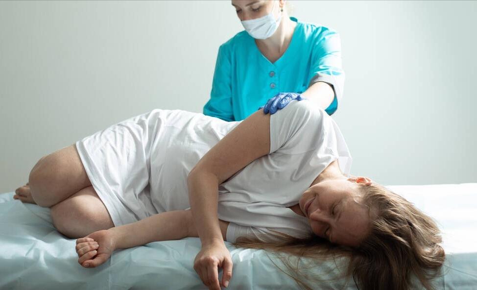 产后腰痛预防,产后康复妈妈腰疼别担心有绝招了