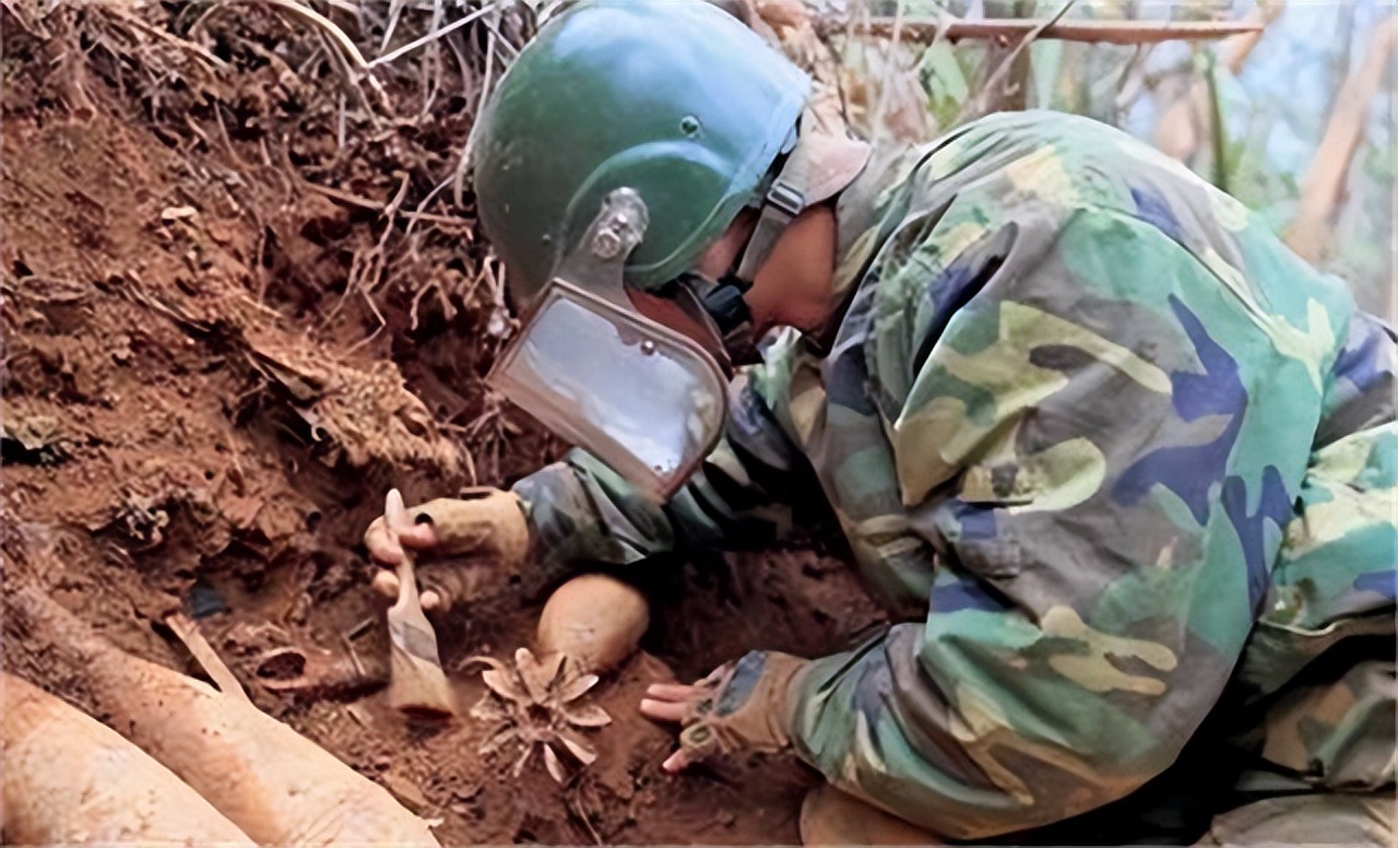 中国排雷英雄杜富国授勋仪式,排雷英雄杜富国八一勋章视频
