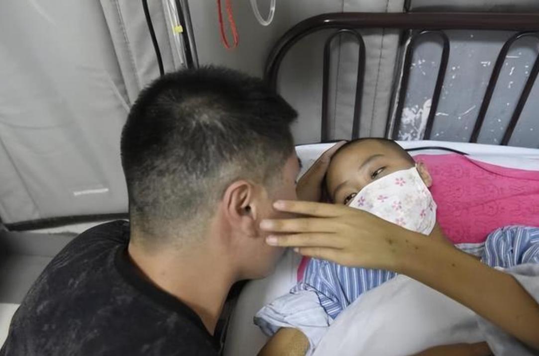 16岁女孩身患重疾跪谢母亲,16岁女孩身患重病病床前跪谢母亲