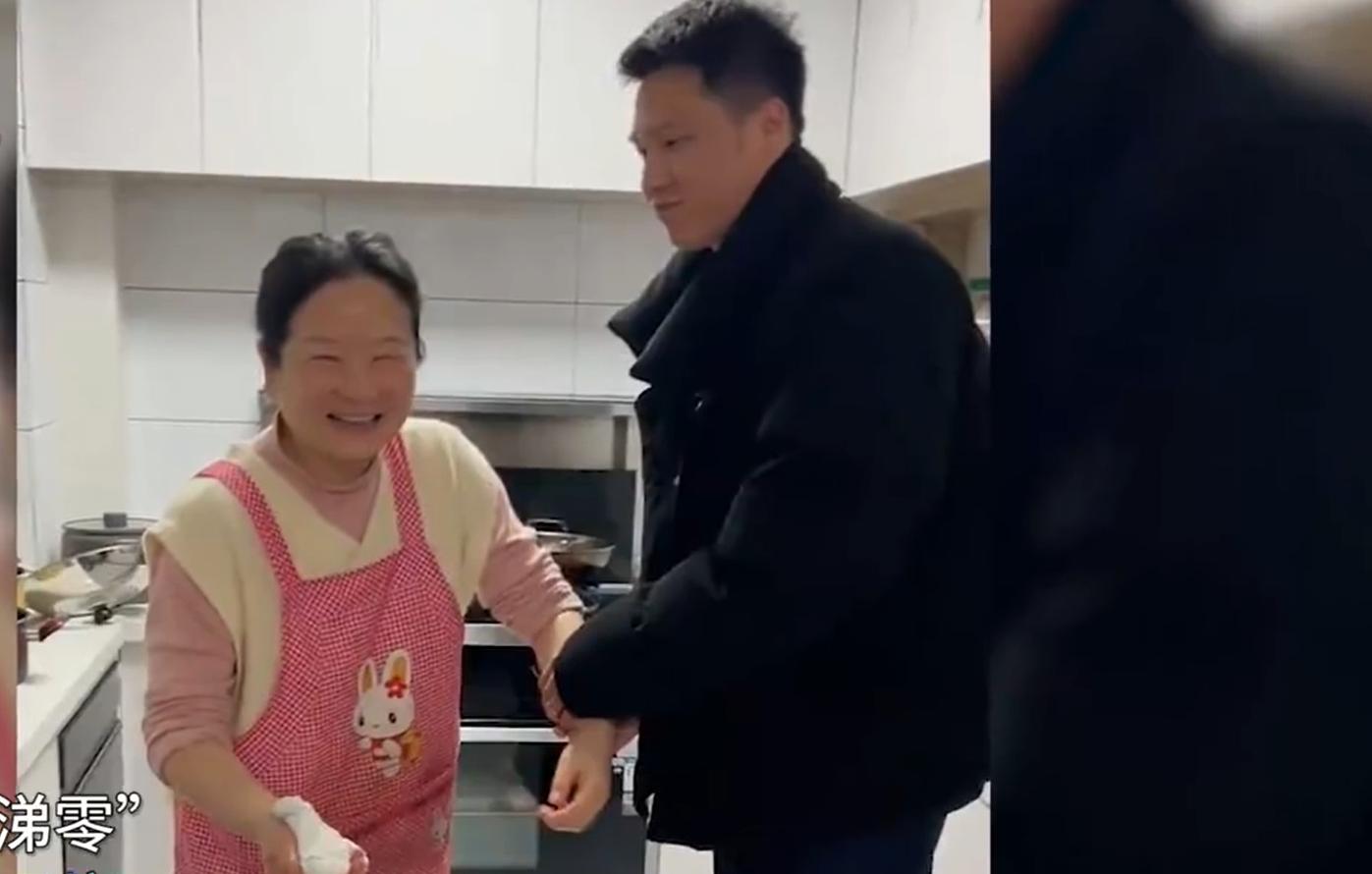 裤子上的油渍被洗掉，浙江女婿搂着丈母娘撒娇：没有你我可怎么办