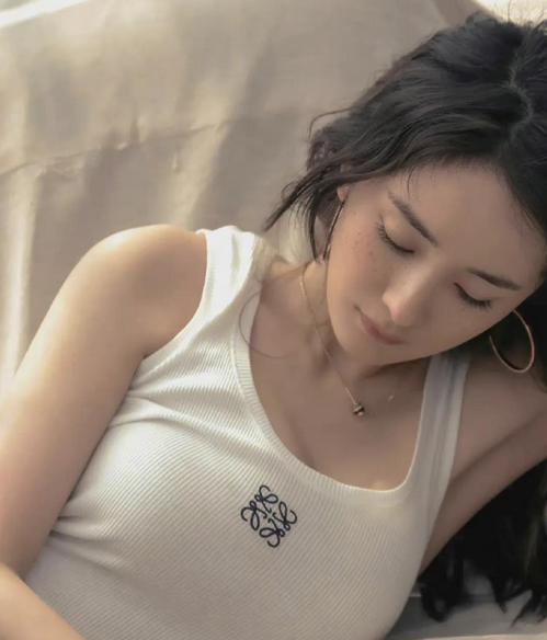 赵丽颖喝水事件恰似管中窥豹，映射多少女性“难以启齿”的秘密